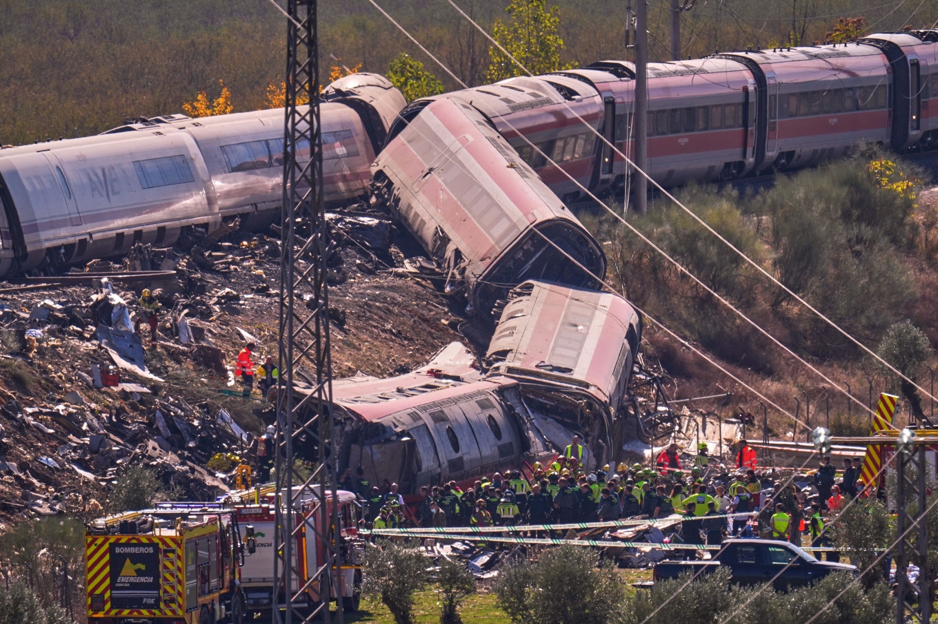 Minst 46 personer befaras ha omkommit i olyckan. Foto: Manu Fernandez/AP/TT