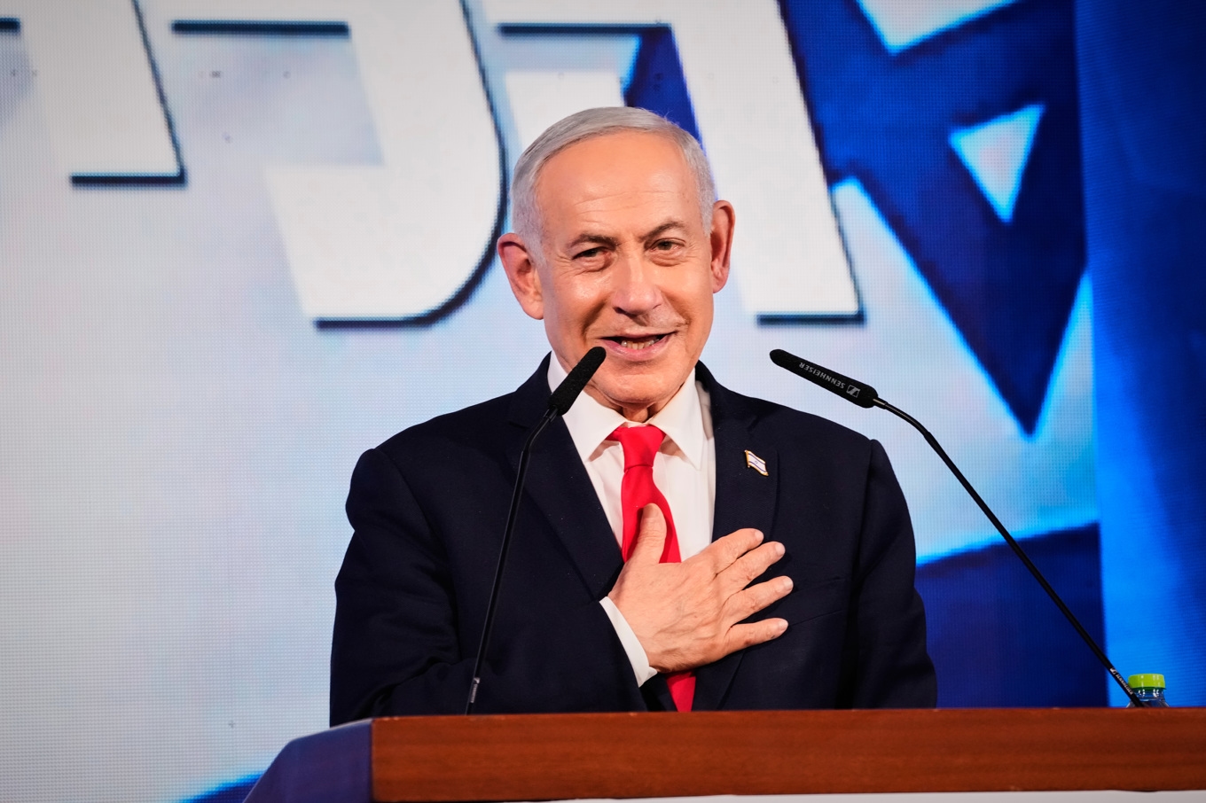 Israels premiärminister Benjamin Netanyahu ser ut att få flest mandat i valet, men inget av de stora blocken framträder som tydlig segrare. Foto: Ohad Zwigenberg/AP/TT