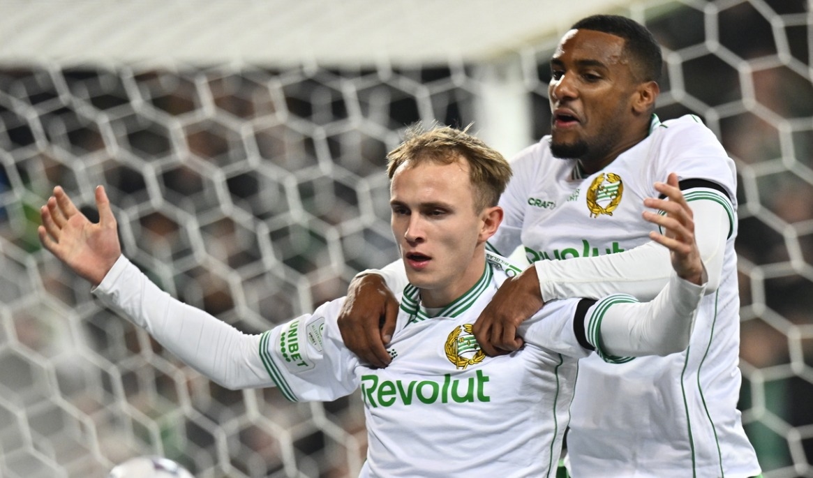 Hammarbys Victor Lind, vänster, jublar med Paulos Abraham. De båda blev segerskyttar hemma mot Sirius. Foto: Anders Wiklund/TT