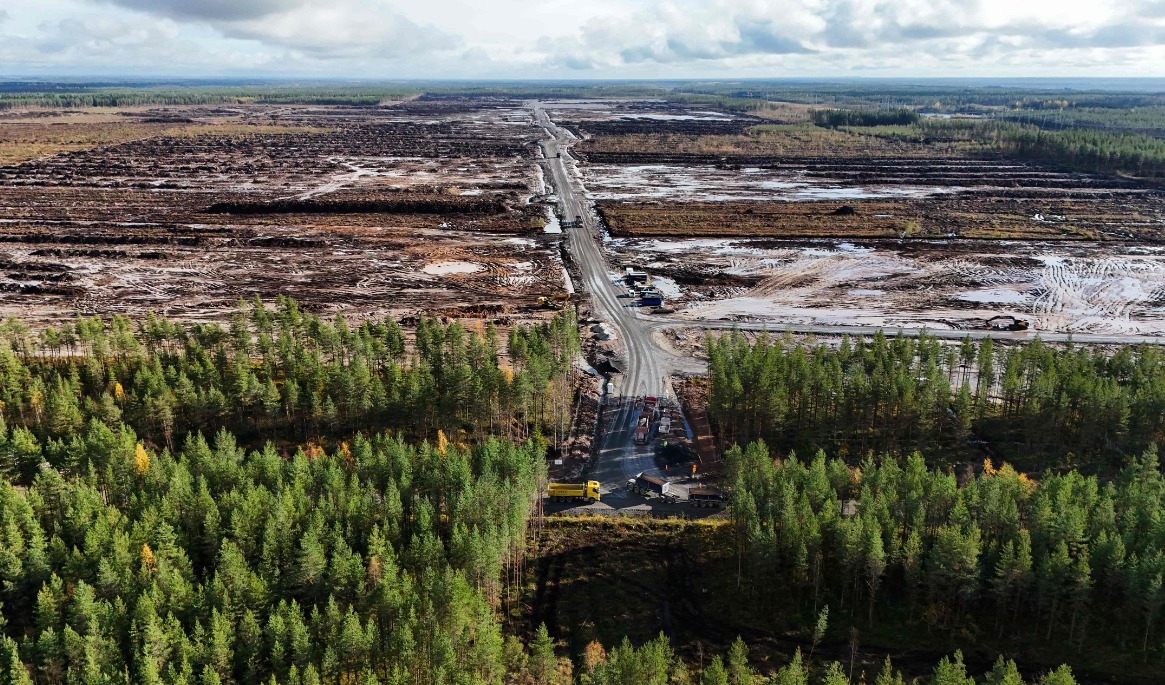 Flygfoto över området i Muhos där Google avverkat skog för att bygga ett datacenter. Bilden är tagen den 29 september. Foto: Alessandro Rampazzo/AFP/TT