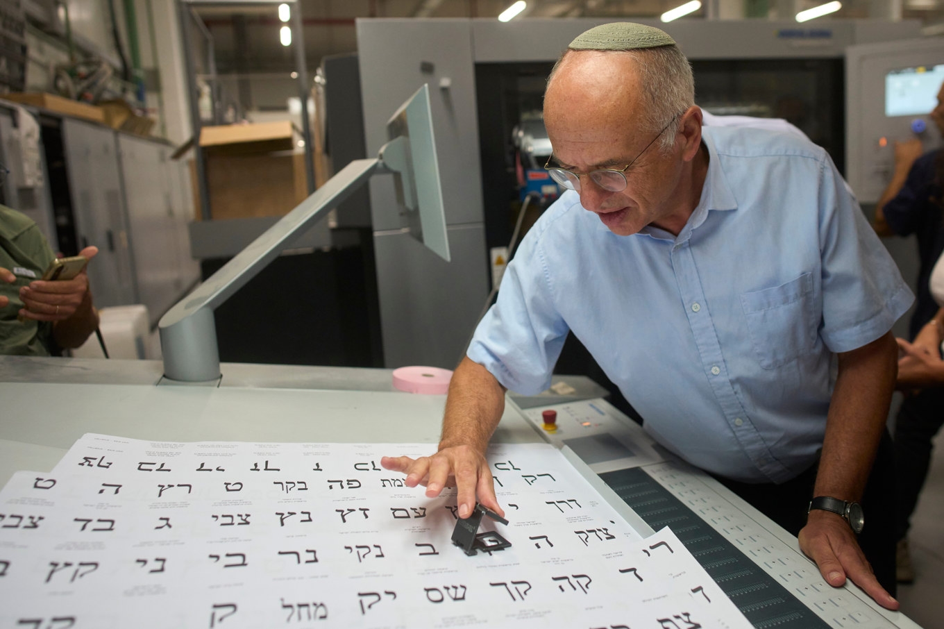 Noam Sohlberg studerar röstsedlar. Bild tagen under valrörelsen tidigare i oktober. Foto: Ohad Zwigenberg/AP/TT
