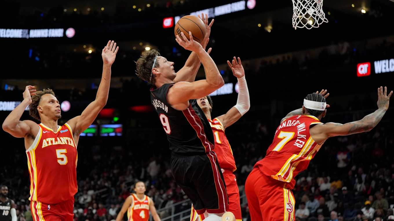 Miamis Pelle Larsson (9) satte nytt personbästa för säsongen med 17 poäng i nattens NBA. Foto: Mike Stewart/AP/TT