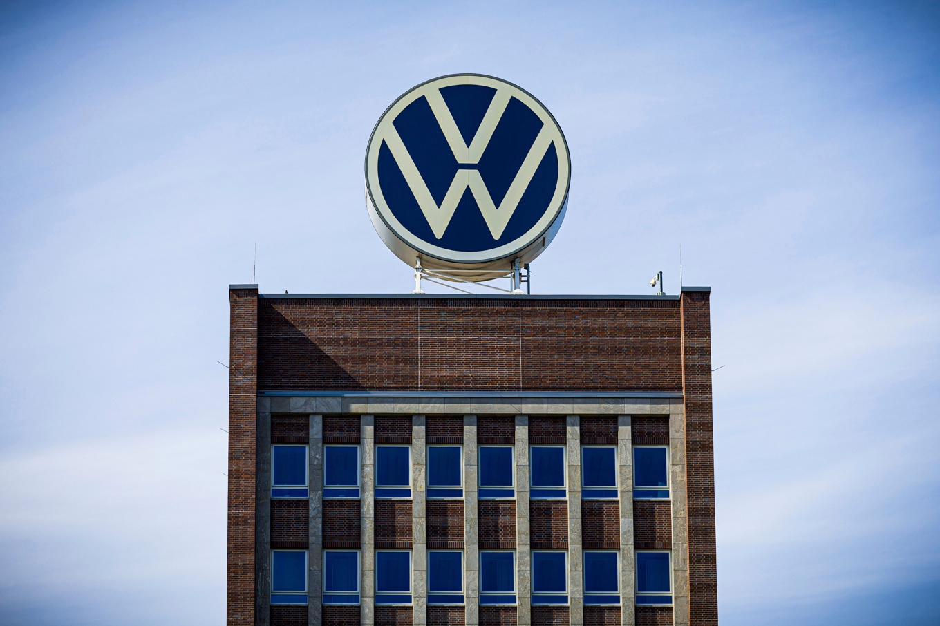 Tyska Volkswagens krisläge fördjupas med en oväntat stor förlust under tredje kvartalet. Arkivbild. Foto: Moritz Frankenberg/AP/TT