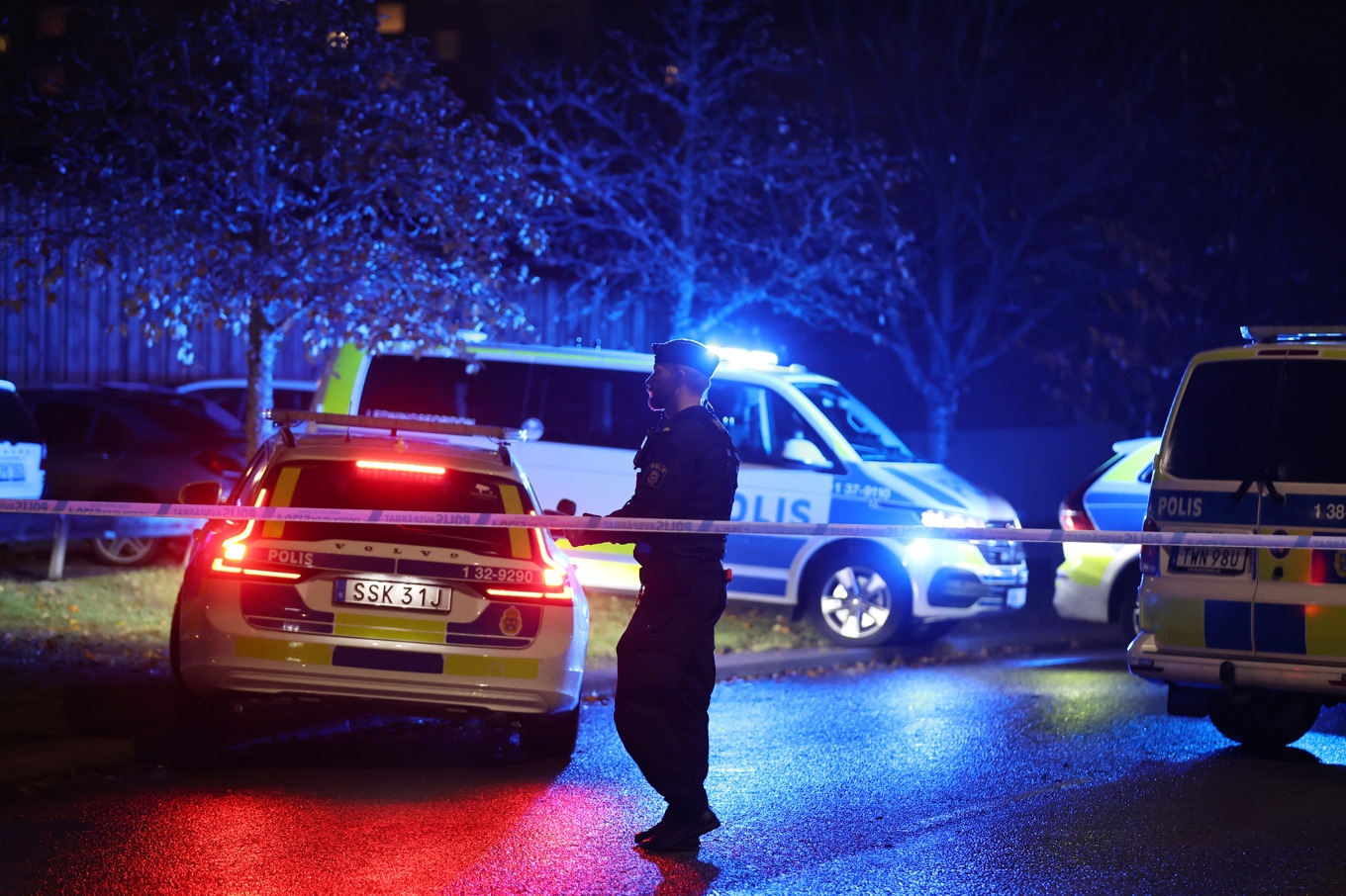 Poliser på plats efter mordet i Fornhöjden i Södertälje på fredagskvällen den 24 oktober förra året. Foto: Caisa Rasmussen/TT
