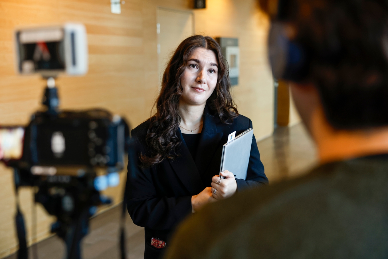 Åklagare Elsa Karlberg på plats i Södertörns tingsrätt efter fredagens häktningsförhandling om mordet i Bagarmossen. Foto: Stefan Jerrevång/TT