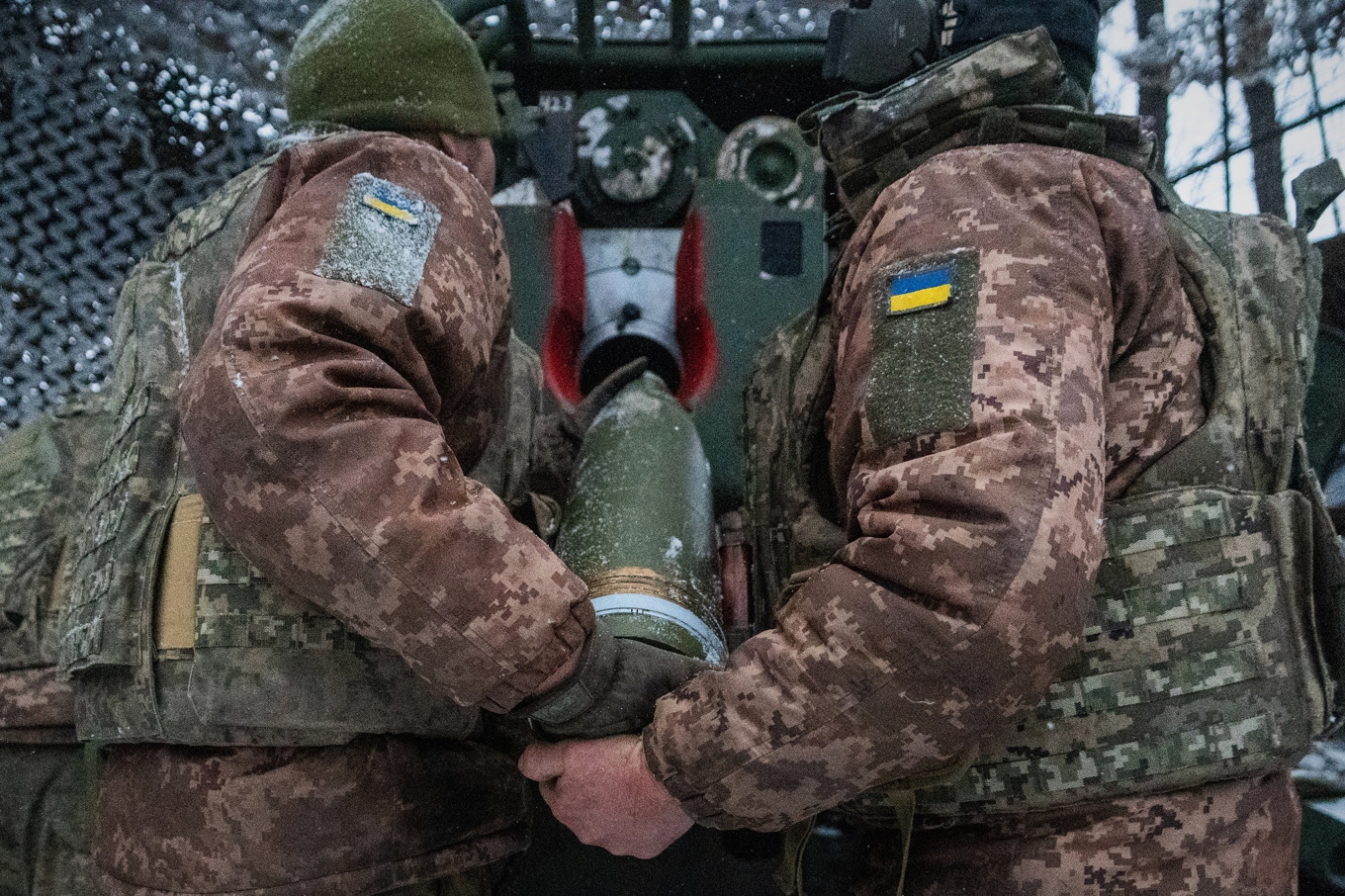 Ukrainska soldater laddar en artillerigranat. Arkivbild. Foto: Andrii Marienko/AP/TT