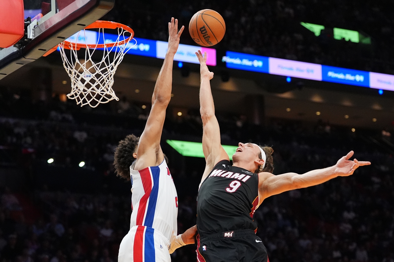 Miamis Pelle Larsson (9) satte personbästa för säsongen med 18 poäng i NBA. Foto: Rebecca Blackwell/AP/TT