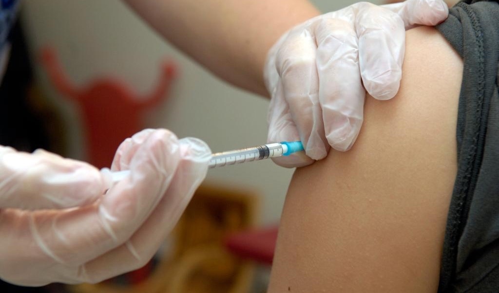 Försenade leveranser av influensavaccin till Sverige och stora delar av Europa gör att det kommer att vara brist till en början. De äldsta kommer att få vaccin först, skriver Region Skåne i ett pressmeddelande.
Foto: Tobias Röstlund / TT