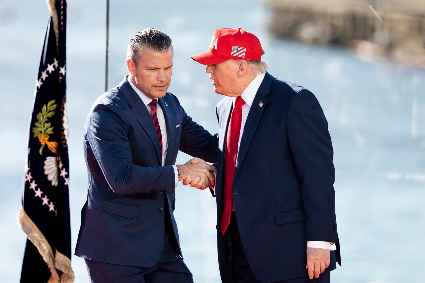 Krigsminister Pete Hegseth och president Donald Trump på besök vid Anduril Industries i Maryland. Foto: Madalina Kilroy