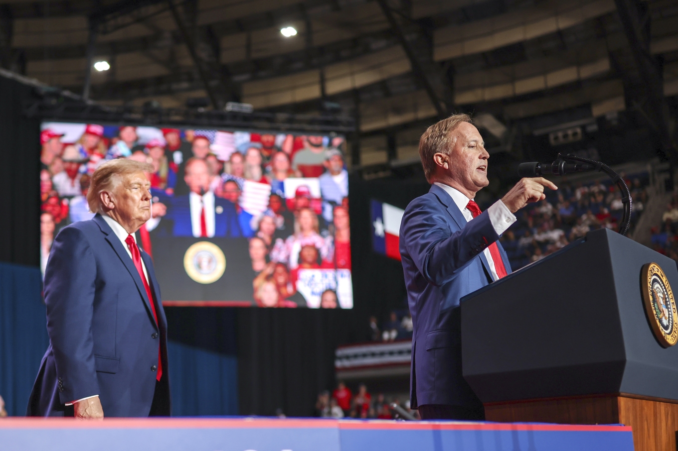 President Donald Trump kampanjar hårt för republikanska kandidater i årets mellanårsval. Hur många väljare han kan få till valurnorna som annars skulle stanna hemma kan avgöra valet. Foto: Win McNamee/Getty Image 2026