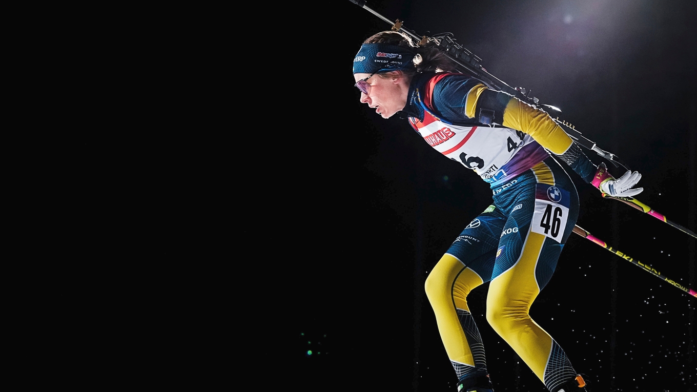 Skidskytten Elvira Öberg fångad under en av tävlingarna under Världscupen 2025/26. Foto: Kalle Parkkinen/Bildbyrån