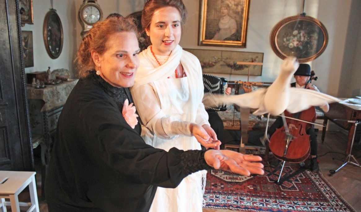 Musikteatern ”Hilda”, som spelades i Leksand i somras, är en intim teater där publiken blir en del av föreställningen. FOTO: Madeleine Näs