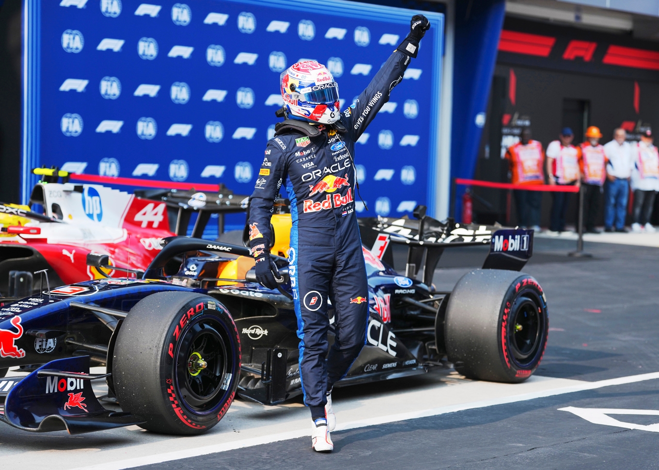 Max Verstappen är återigen en vinnare. Nederländaren triumferade i Bahrains GP. Men det räcker inte, Kimi Antonelli lär ta hem slutsegern i årets formel 1. Foto: Sona Maleterova/Getty Images