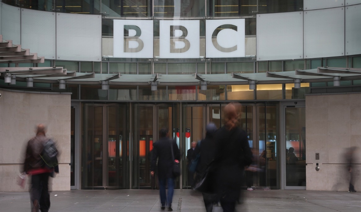 BBC uppges ha betalat över fem miljoner kronor till en tidigare anställd efter anklagelser om antisemitism. Foto: Peter Macdiarmid/Getty Images