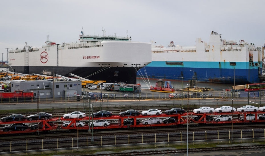 Biltransportfartyget BYD Explorer No. 1 ligger förtöjt vid BLG:s bilterminal i Bremerhaven i Tyskland den 26 februari 2024. Fartyget är chartrat av BYD och levererar omkring 3 000 bilar vid sitt första anlöp till Tysklands viktigaste bilhamn. Foto: Focke Strangmann/AFP via Getty Images.