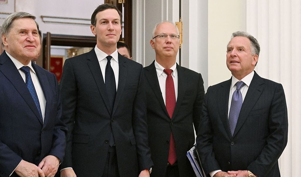 Putins rådgivare i utrikesfrågor Jurij Usjakov (t.v) med USA-delegationen Jared Kushner, Kirill Dmitriev och Steve Wittkoff.
Foto: Kristina Kormilitsyna AFP via Getty Images)