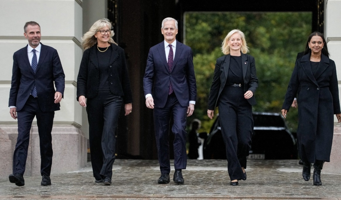 På bilden syns Norges statsminister Jonas Gahr Støre (mitten). Bredvid honom till höger syns klimat- och miljöminister Sigrun Aasland. Foto: Cornelius Poppe/NTB/AFP via Getty Images