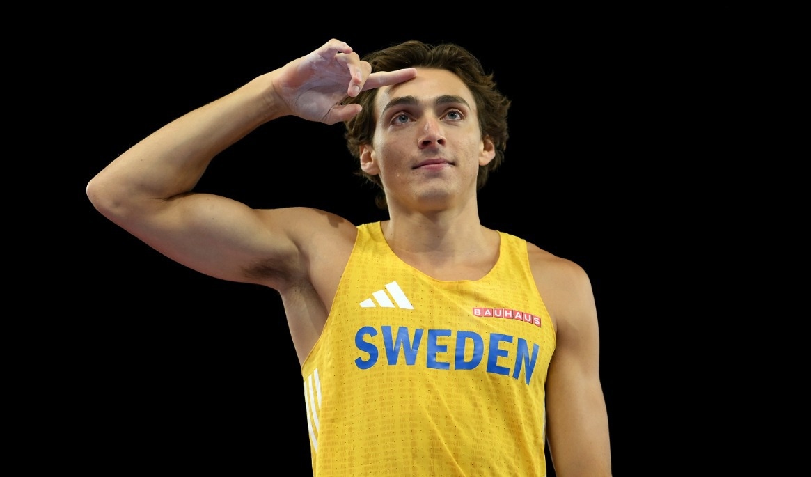 Armand Duplantis firar ännu en seger. Nästa gång han tävlar blir i Qatar i maj 2027. Foto: David Ramos/Getty Images