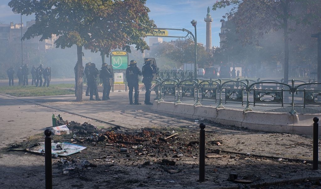 Förödelse i Paris efter upplopp i samband med skolprotester. Foto: Djoudi Hamani / Hans Lucas / AFP via Getty Images