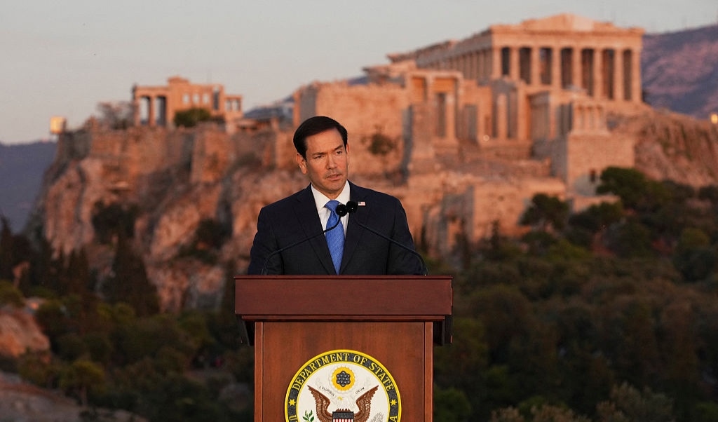 USA:s utrikesminister Marco Rubio talar vid Pnyx i Aten den 7 oktober 2026, med Parthenontemplet på Akropolis i bakgrunden. Foto: Mark Schiefelbein / POOL / AFP via Getty Images)