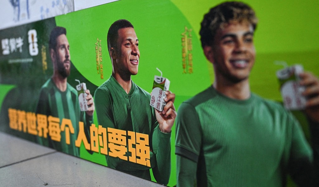 Reklam för det kinesiska dryckmärket Mengniu med Mbappé i mitten. Foto: Pedro Pardo / AFP via Getty Images