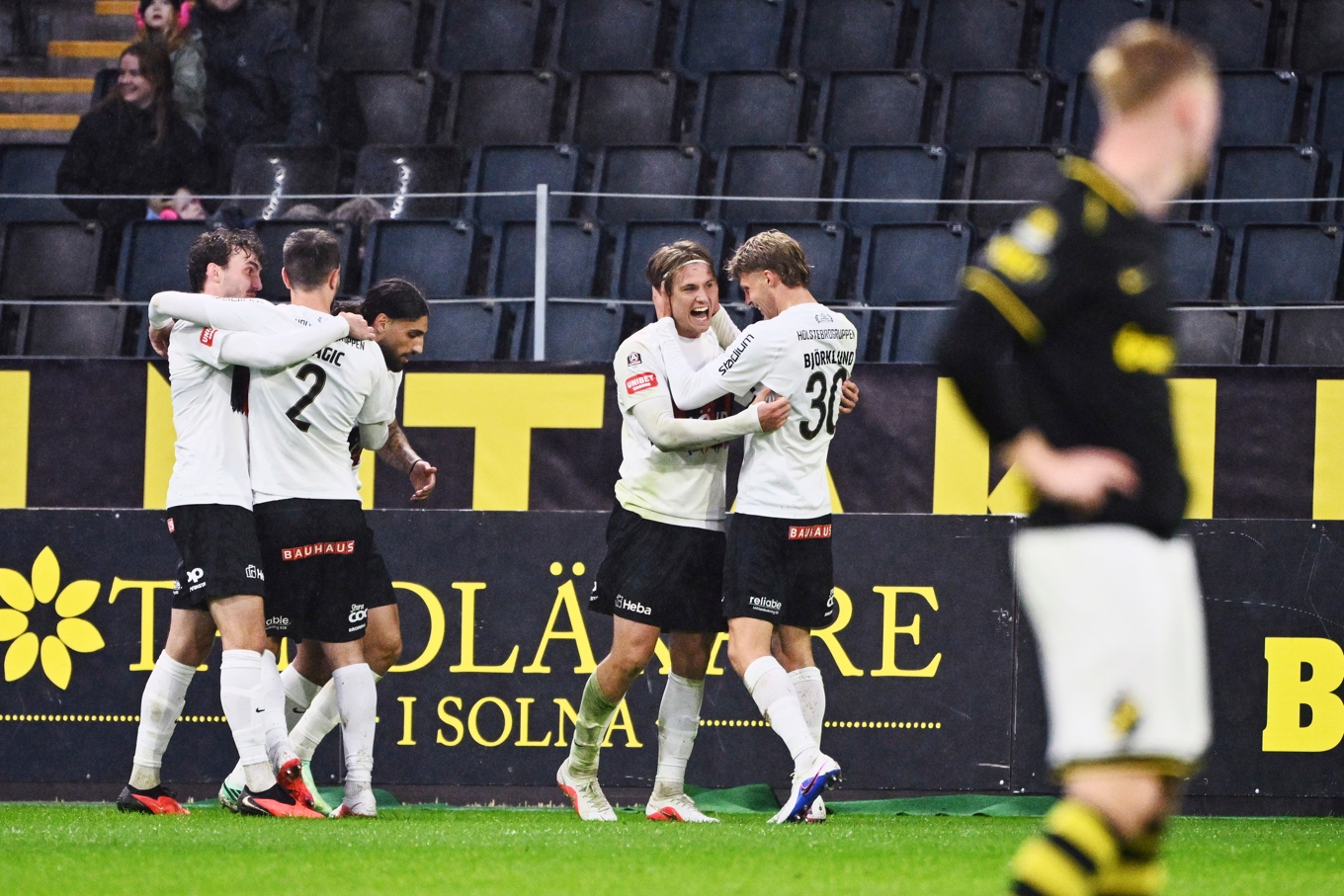 Brommapojkarna har satt punkt för dramat mot AIK genom att göra 6–5 i åttonde övertidsminuten. FOTO: Claudio Bresciani/TT
