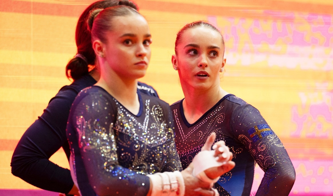 Emelie Westlund (till höger) är en stor gymnastiktalang. Nu tävlar hon tillsammans med sin tvillingsyster Nathalie i VM i Rotterdam. Foto: Yasuyoshi Chiba/AFP via Getty Images