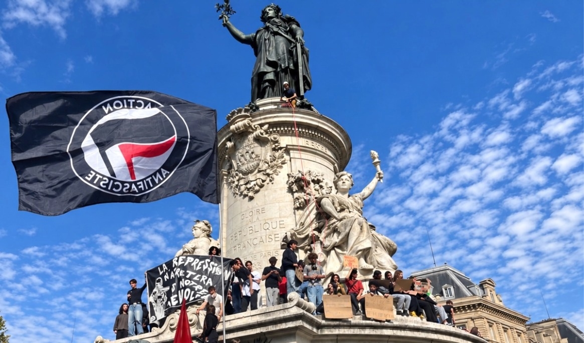 Antifa-flaggor över Place de la Nation i Paris, i samband med den stora demonstrationen den 6 oktober. Foto: Etienne Fauchaire
