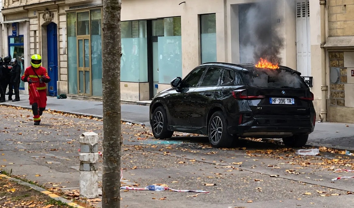 Upploppsmakare har satt eld på en bil på Boulevard des Invalides i Paris den 13 oktober. Foto: Etienne Fauchaire