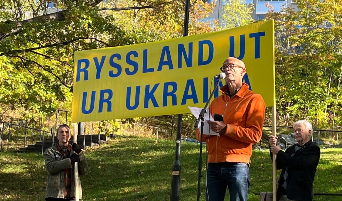 Katastrofläkaren Johan von Schreeb talade om rädslan på plats under manifestationen för Ukraina. Foto: Jan Majlard