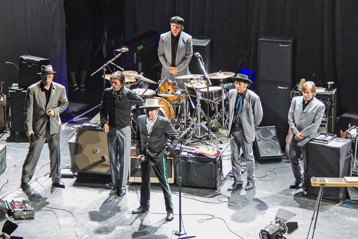 Bob Dylan tar emot publikens ovationer efter ett framträdande med sitt band. Foto: Adrian Lasso/Wikimedia Commons