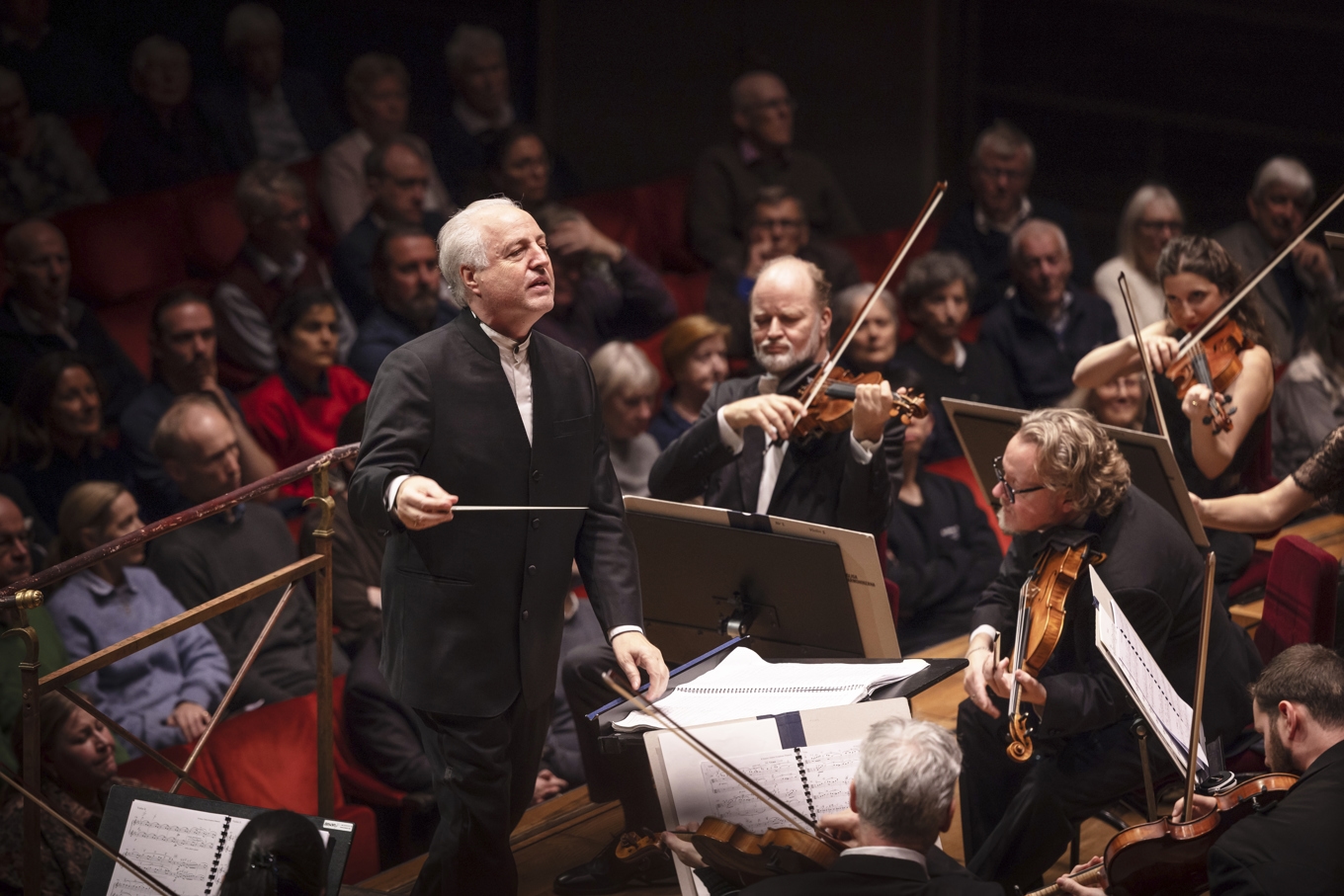 Manfred Honeck i full färd med att locka fram stordåd ur orkestern i sin orkestersvit ur Richard Strauss ”Elektra”. Foto: Nadja Sjöström