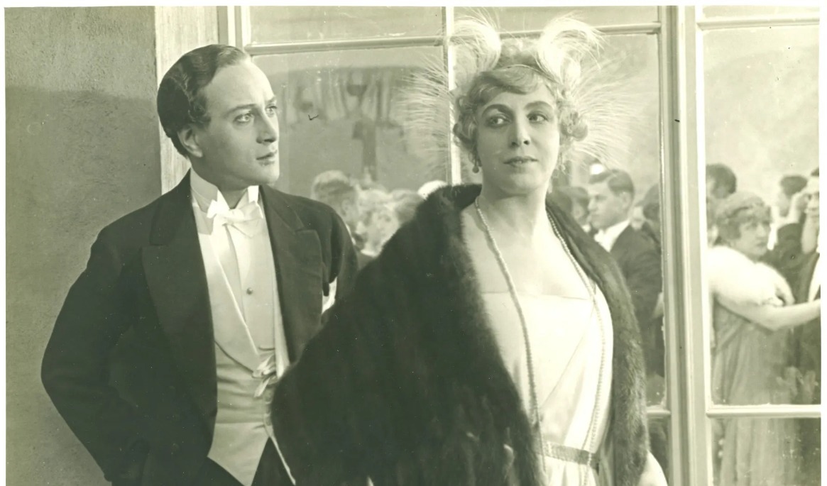 Gösta Ekman den äldre tillsammans med Pauline Brunius i ”Gyurkovicsarna” från 1920. Foto: Arkivbild: Svenska Filminstitutet