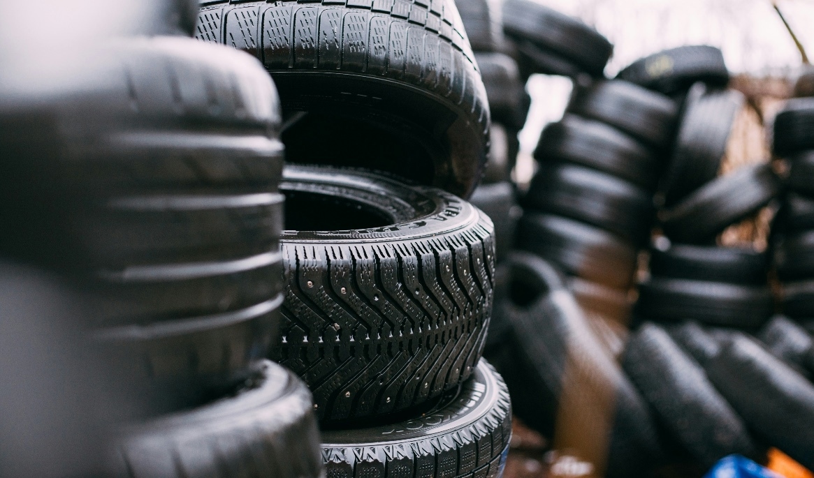 Flera bilfirmor runt om i landet, bland annat på Bilbörsen i Linköping, drabbades av stölderna som gällde däck och lättmetallfälgar till miljonbelopp. Foto: Robert Laursoo/Unsplash