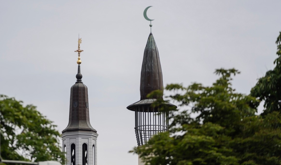 Katarina kyrka och Stockholms moské vid Björns trädgård, Medborgarplatsen i Stockholm. Foto: Stina Stjernkvist/TT