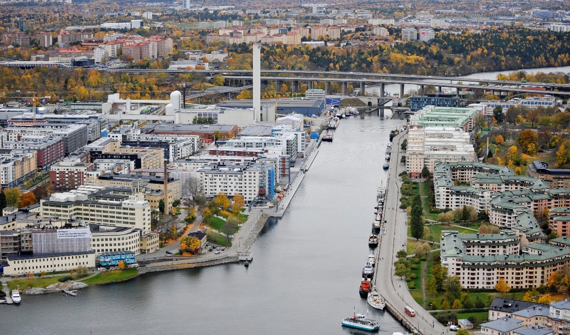 Tunnelbanestationen Hammarby Kanal kommer ligga under Hammarbykanalen med en uppgång i Hammarby sjöstad (t.v i mitten) och en på Södermalm under Hamnvakten 7 (till höger på bilden) Foto: Bertil Ericson / SCANPIX via TT