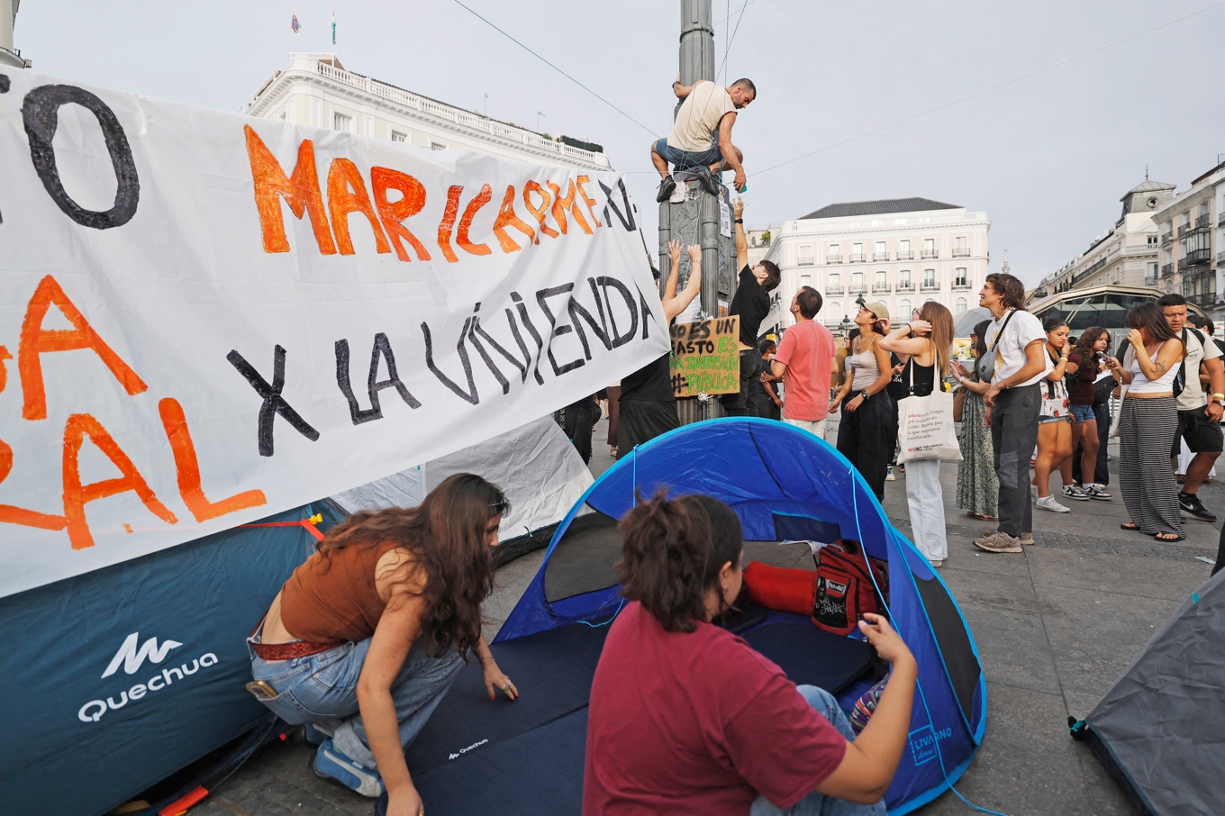 Efter vräkningen av 87-åriga Maricarmen samlades folk i protest på torget Puerta del Sol. Foto: Oscar del Pozo/AFP/Getty Images