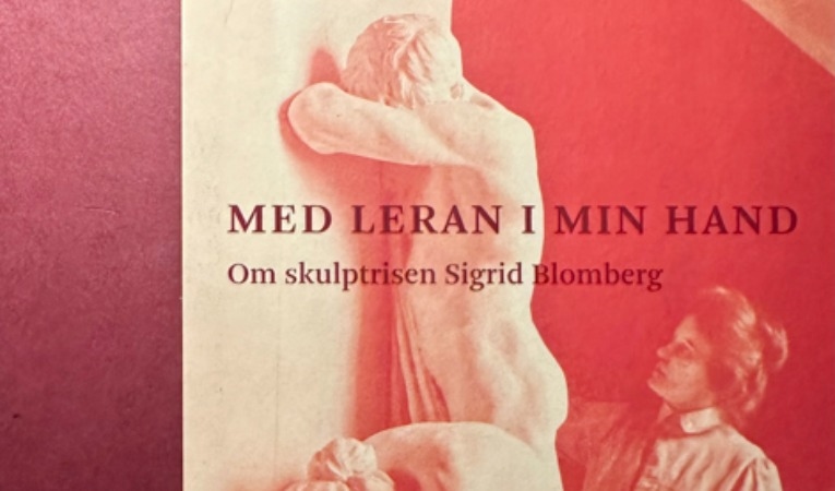 Boken ”Med leran i min hand. Om skulptrisen Sigrid Blomberg” av Berit Linden. Foto: Susanne Willgren Lamm