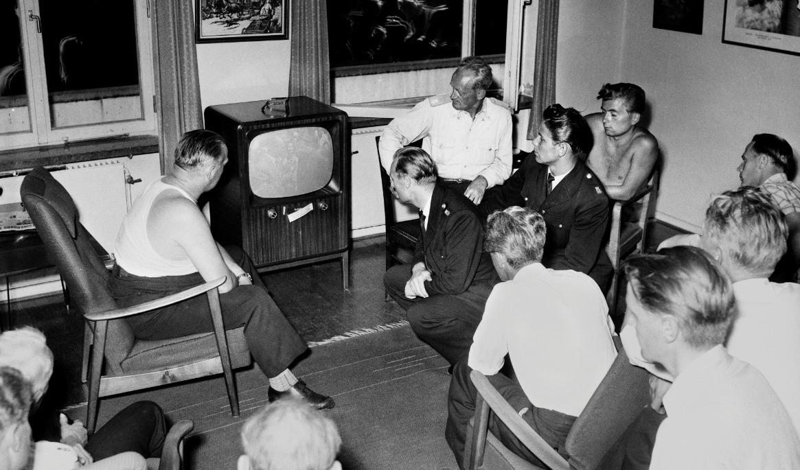 Tv-tittande på Helsingborgs brandstation år 1955. Bild: Helsingborgs museum