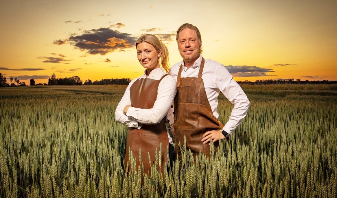 Vinnarna Richard Ström och Evelina Montgomery från Örebro. Richard är fotograf och Evelina har en bakgrund inom lantbruk. Foto: Wilma Ström