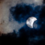 Denna bild tagen den 3 november 2013 visar en sällsynt solförmörkelse genom molnen från ön Teneriffa. Bredden av förmörkelsens skugga var 58 kilometer och den maximala tid som månen täckte solen helt, var 1 minut 40 sekunder på den spanska ön Teneriffa. (Foto: Desiree Martin/AFP)