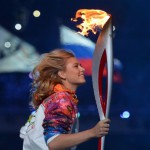 Ryska tennisspelaren och OS-medaljören Maria Sharapova springer med den olympiska facklan under invigningen av vinter-OS på Fisht olympiska arena i Sotji den 7 Februari. (Foto: Alberto Pizzoli/AFP)