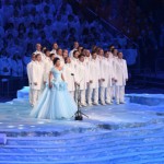 Den ryska sopranen Anna Netrebko sjunger den olympiska sången under invigningen av vinter-OS i Sotji den 7 Februari. (Foto:Damien Meyer/AFP)