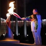 De ryska fackelbärarna Irina Rodnina och Vladislav Tretyak tänder den olympiska elden. (Foto:Matt Slocum/Pool/AFP)