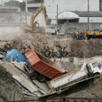 Lastbilar har fallit ner över en tunnelbanestation som rasade samman den 15 januari 2007 i Sao Paulo, Brasilien. (Foto: Mauricio Lima/AFP/Getty Images)