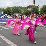 Vackra damer i traditionella Tangdynasti kostymer dansade i paraden. (Foto: Zhihe/Epoch Times)