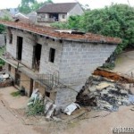 Marken kollapsade utanför en mellanstadieskola i Tantuo Village of Nanning, Guangxi, Kina. Senare uppstod slukhål av olika storlekar i fyra närliggande byar. (Foto: Weibo.com)