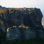 St Stéfanos är det andra av de två nunneklostren på Meteora och mycket större än Rousanou. Det är också det kloster som är lättast att nå från vägen som slingrar sig runt klipporna. Bakom skymtar den Thessaliska slätten.