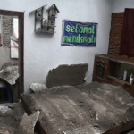Indonesien. En man återvände till sitt hus i Malang på östra Java. Hela huset var täckt av aska efter vulkanen Keluds utbrott den 13 februari. Vid utbrottet dödades fyra personer och massor av människor tvingades evakuera. På lördagen kunde tre flygplatser åter öppnas men fyra hölls fortfarande stängda. (Foto: Aman Rochman / AFP)