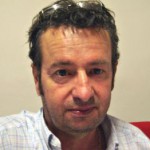 Gianni Gianpiero, 45, egenföretagare, Arezzo, Italien. (Foto: Epoch Times) Självklart, nu i Italien talas det om jobb. Det ämnet påverkar hela samhället, särskilt egenföretagare. Bland dem finns det skillnader, de befinner sig i en ganska osäker position, de får inget statligt skydd. Varför är det så? Normalt har vi ett socialt statligt system för att skydda arbetare som förlorat sina arbeten, och de får ekonomisk kompensation. Staten anser nu att folk som förlorat sitt jobb är ett massivt problem, men de i utsatta positioner uppmärksammas inte och får ingen kompensation. Särskilt här är detta ett påtagligt fenomen i små och mellanstora företag.